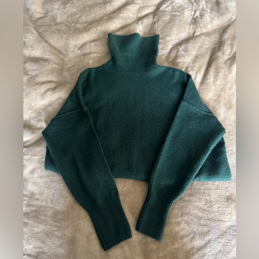 CeCe Green Turtleneck Sweater.
Womens size small. Deep green